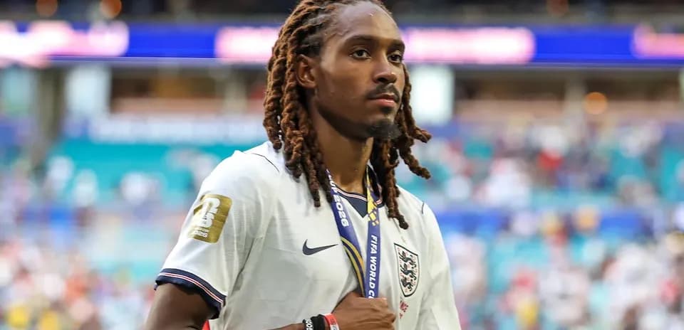 Jugador con medalla caminando tras el partido