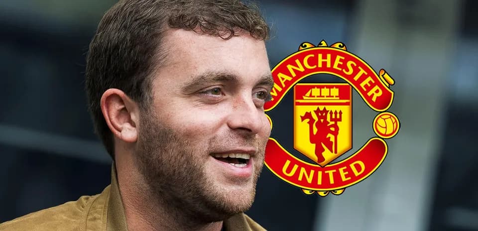 Persona sonriendo frente al escudo de Manchester United