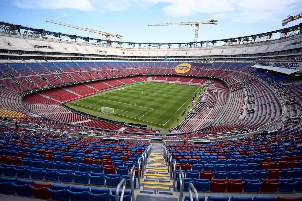 Estadio vacío con césped y gradas coloridas