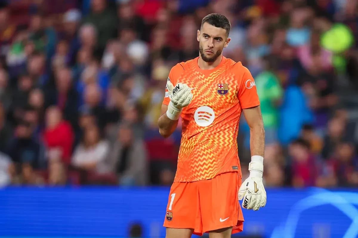 Portero de Barcelona en acción durante el partido