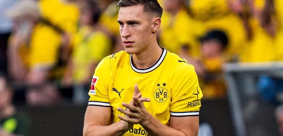 Jugador de Borussia Dortmund en uniforme amarillo