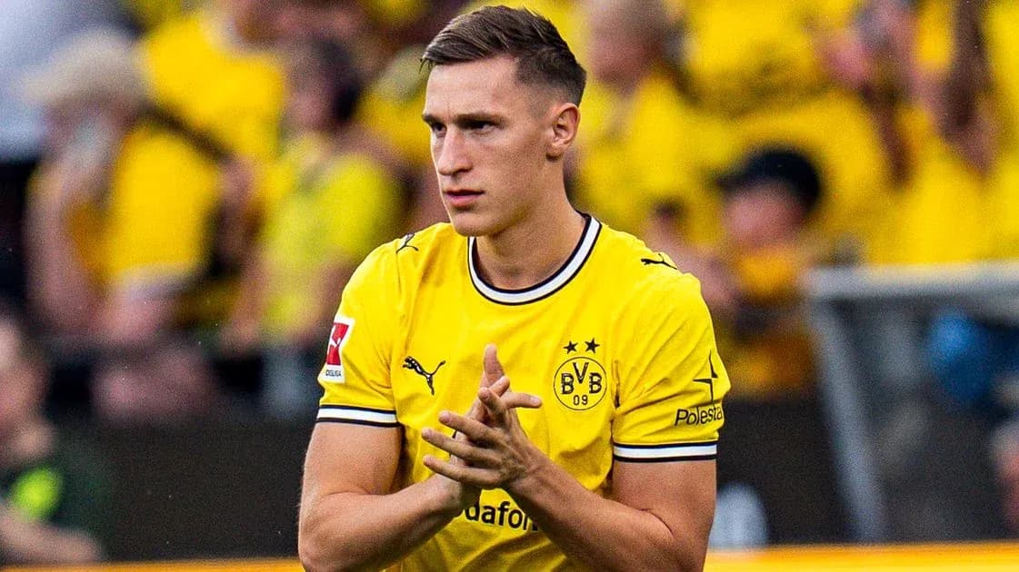 Jugador de Borussia Dortmund en uniforme amarillo