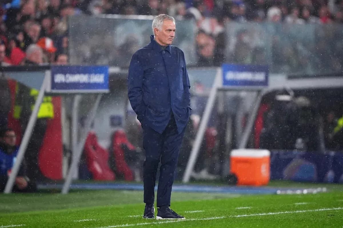 Entrenador en la línea de banda durante un partido lluvioso