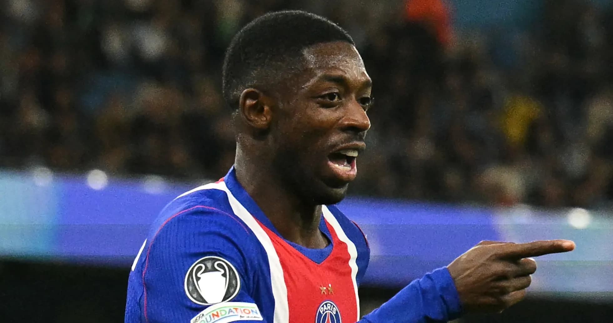 Jugador de PSG señalando durante el partido