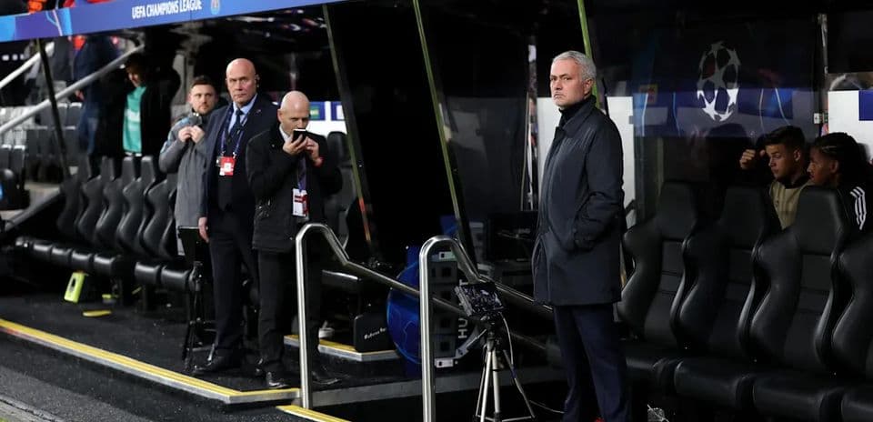 Entrenador en el banquillo durante un partido