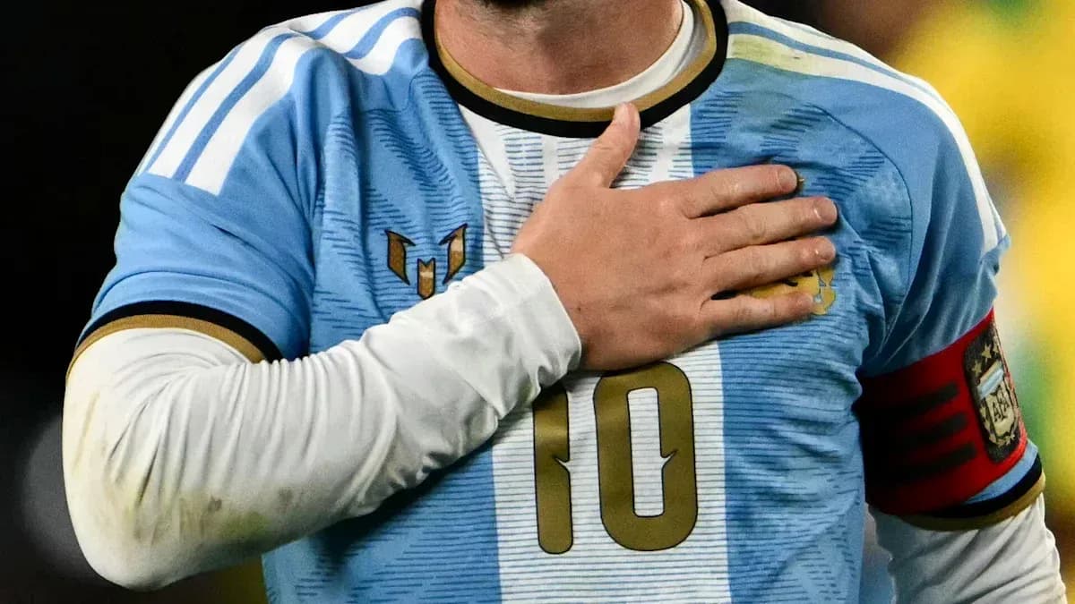 Jugador argentino con la mano en el corazón