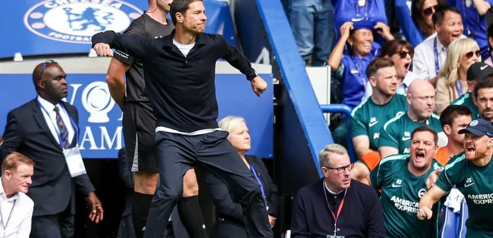 Entrenador gesticulando durante un partido en Stamford Bridge