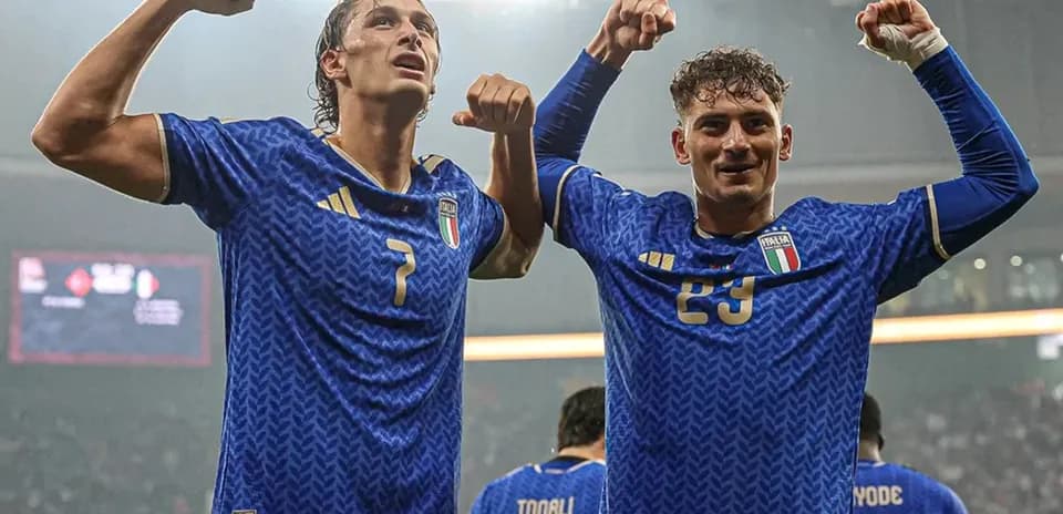 Jugadores de Italia celebrando en el campo