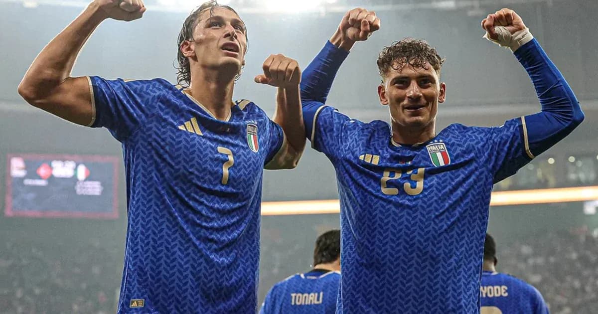 Jugadores de Italia celebrando en el campo
