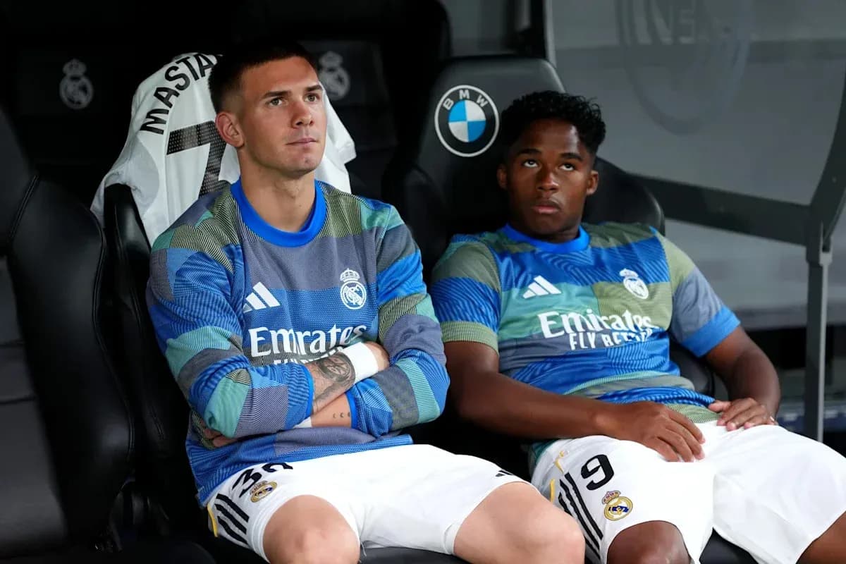 Jugadores de Real Madrid sentados en el banquillo