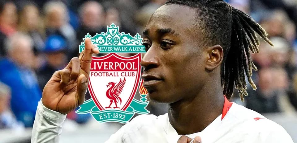 Jugador de Liverpool señalando con un dedo