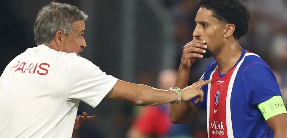 Entrenador hablando con jugador durante el partido