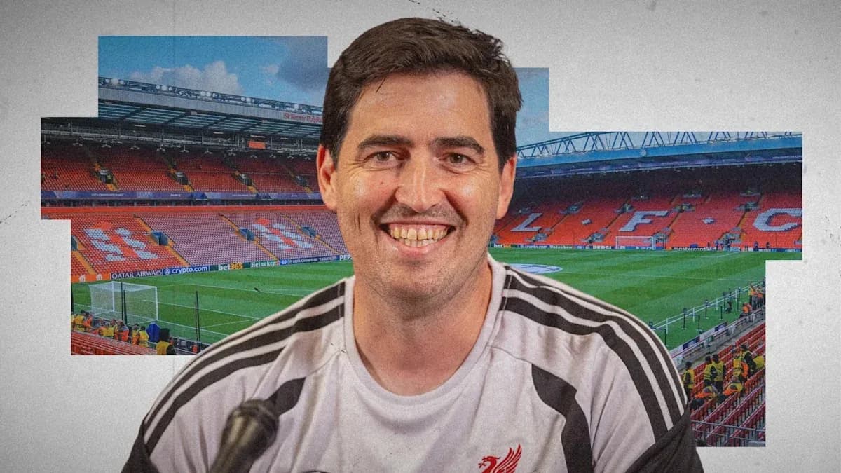 Entrenador sonriendo en el estadio Anfield
