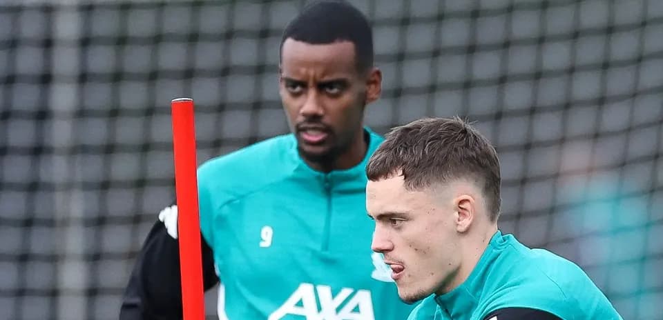 Jugadores entrenando en sesión de práctica de fútbol