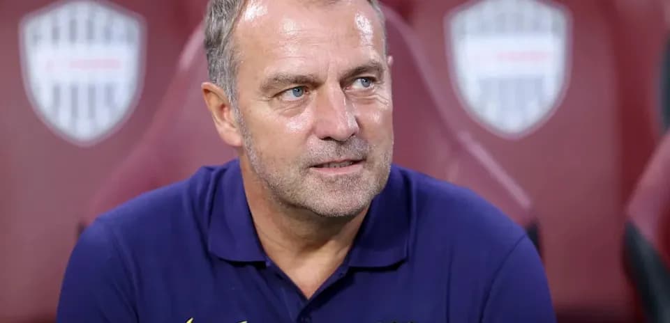 Entrenador sentado en el banquillo del estadio