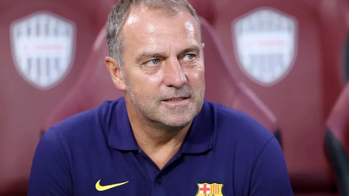 Entrenador sentado en el banquillo del estadio