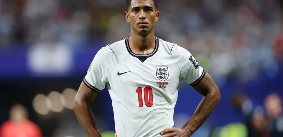 Jugador de Inglaterra con camiseta blanca en partido
