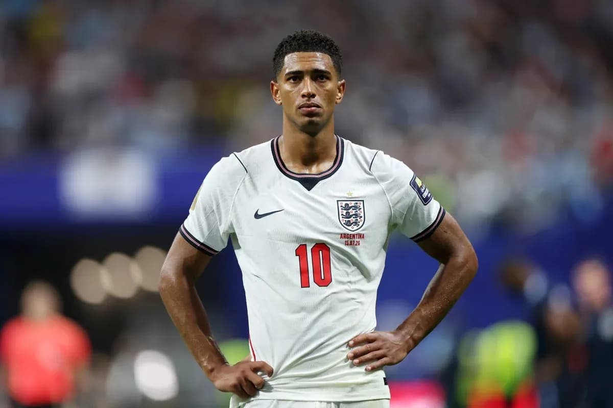 Jugador de Inglaterra con camiseta blanca en partido