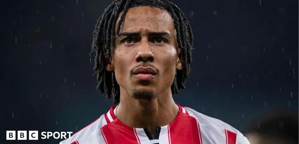 Jugador de Brentford en la lluvia durante un partido