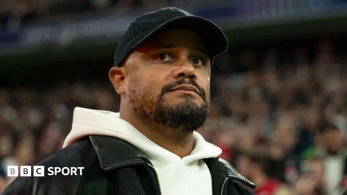 Hombre con gorra observando un evento deportivo