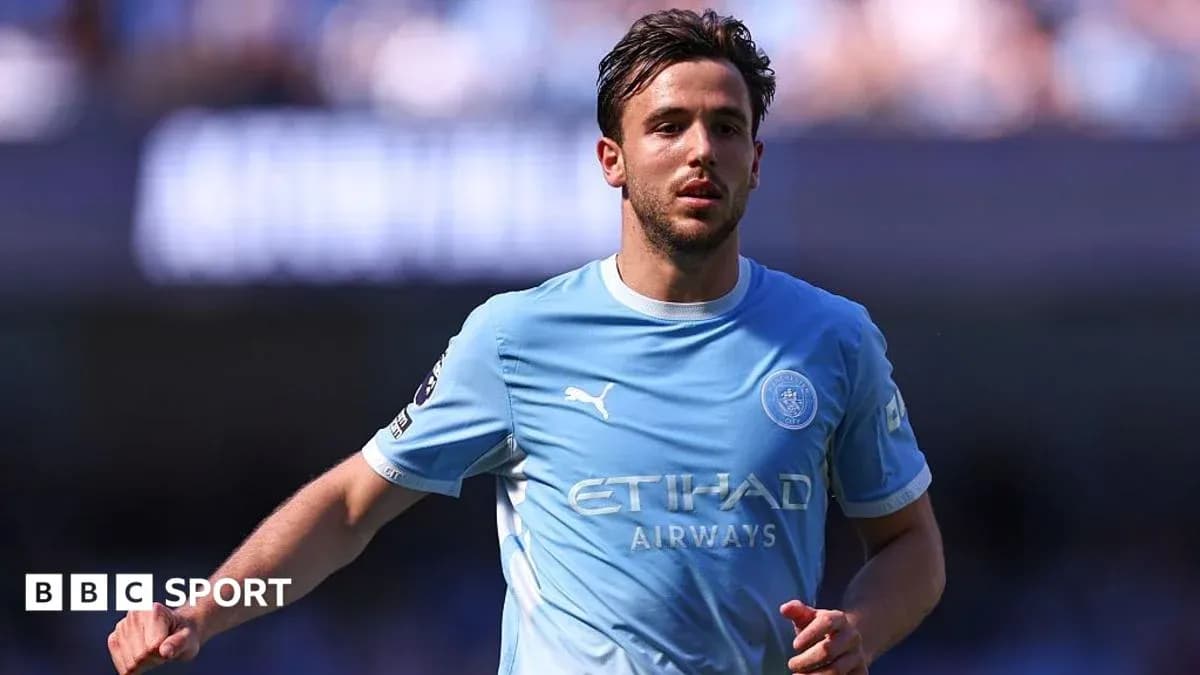 Jugador de Manchester City corriendo durante el partido