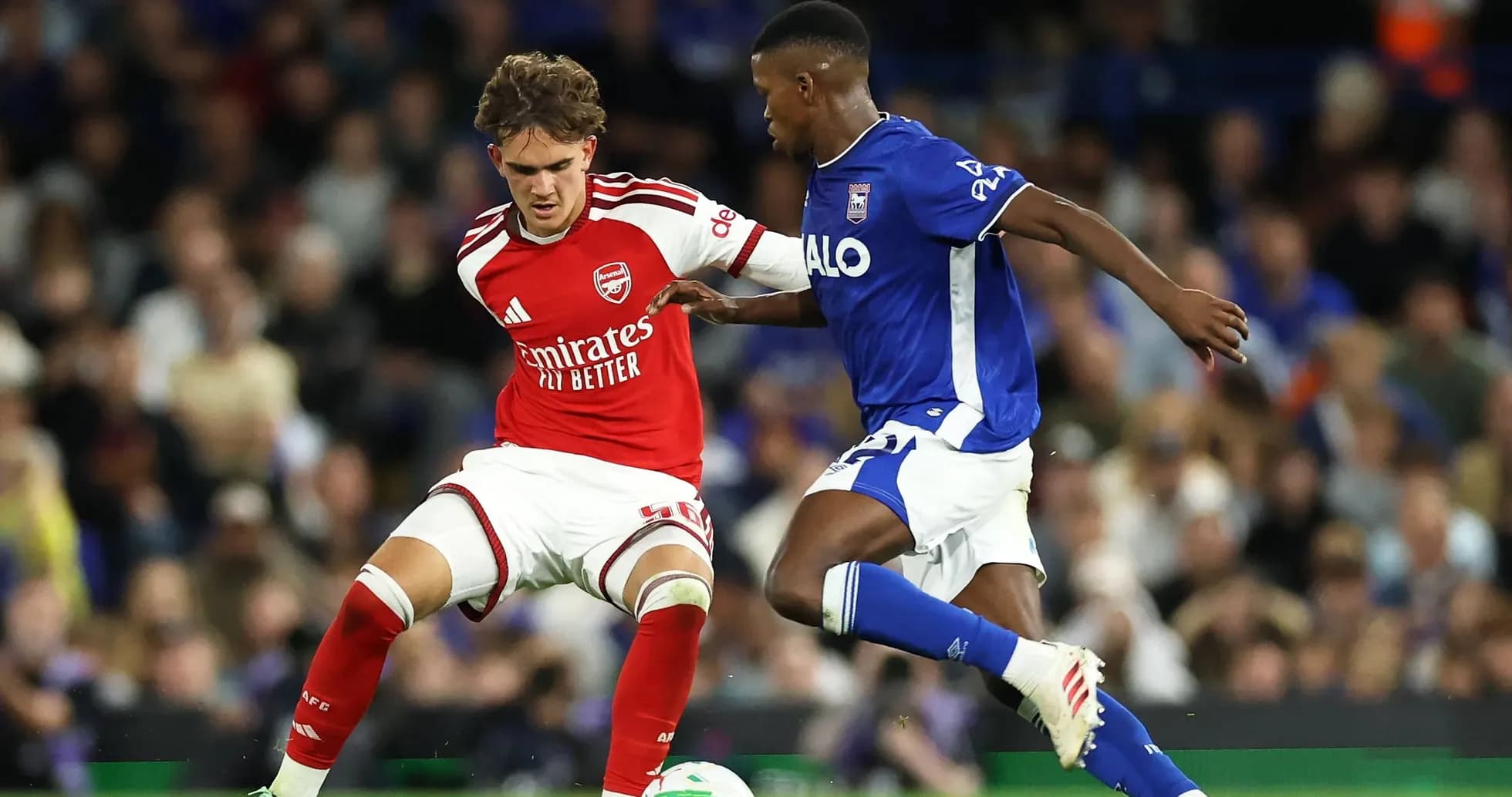 Jugador de Arsenal desafiando a oponente de Ipswich