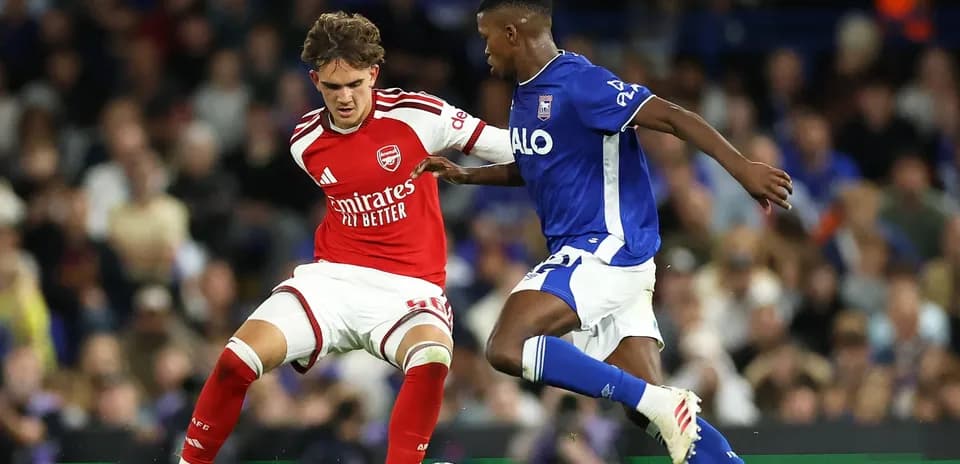 Jugador de Arsenal desafiando a oponente de Ipswich