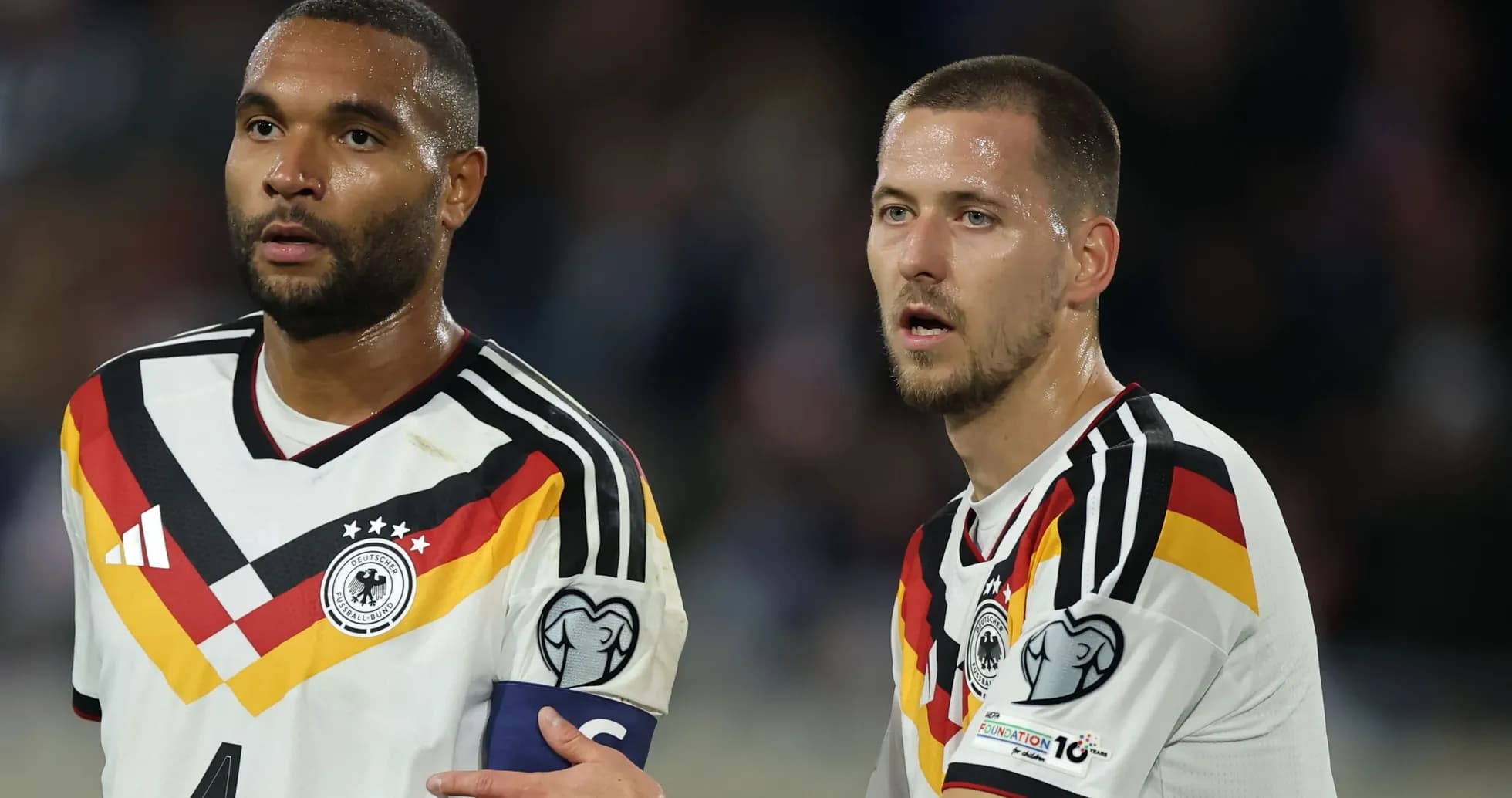 Dos jugadores de Alemania en el campo durante partido