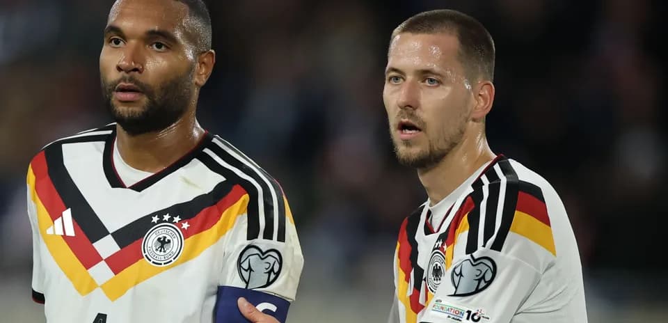 Dos jugadores de Alemania en el campo durante partido
