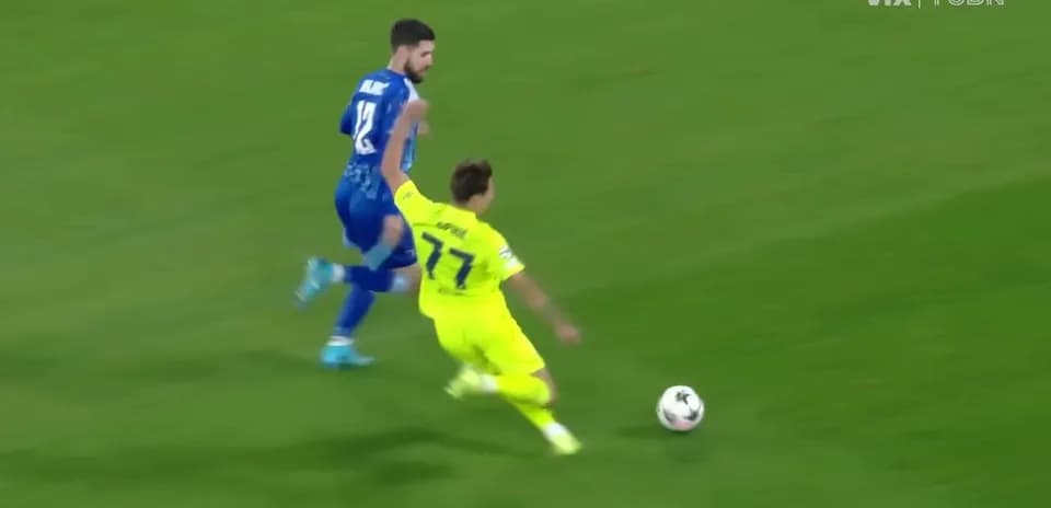 Jugador de Dinamo Zagreb persiguiendo a rival