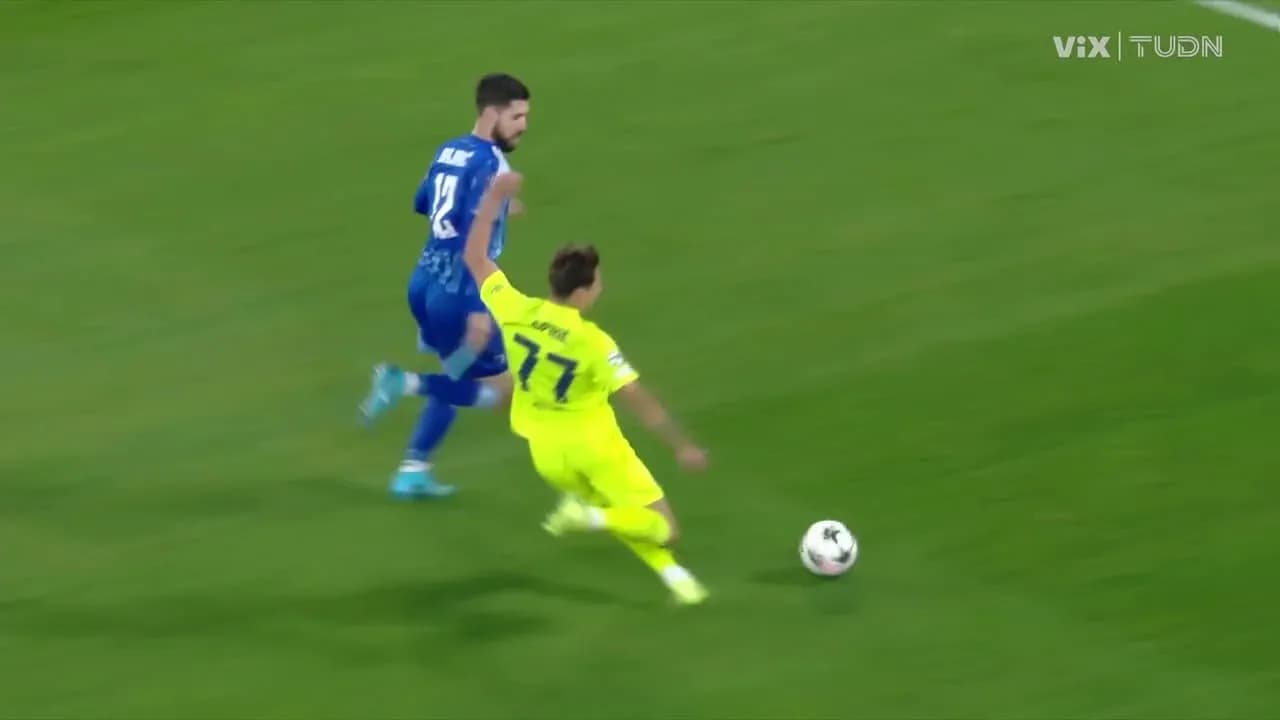 Jugador de Dinamo Zagreb persiguiendo a rival