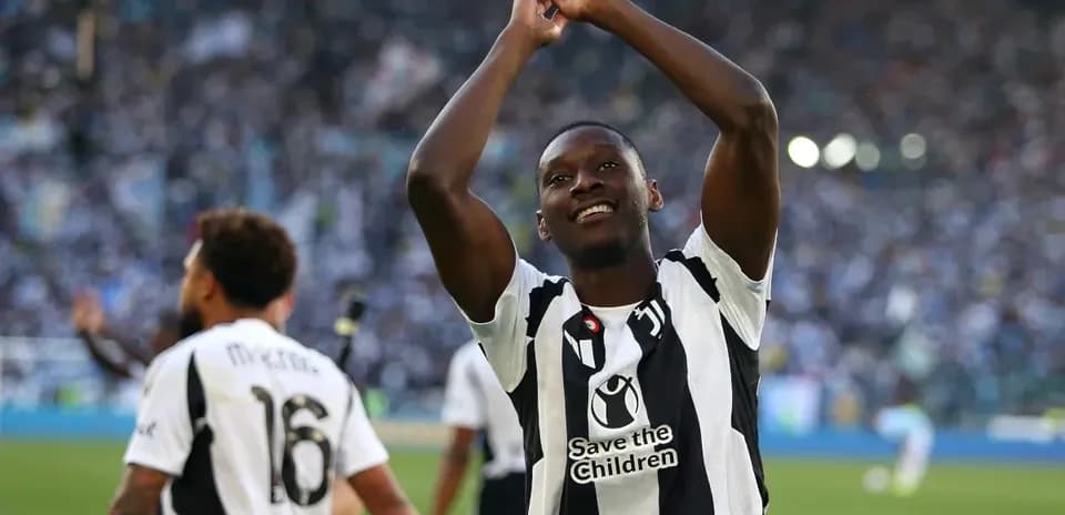 Jugador aplaudiendo tras el partido en el estadio