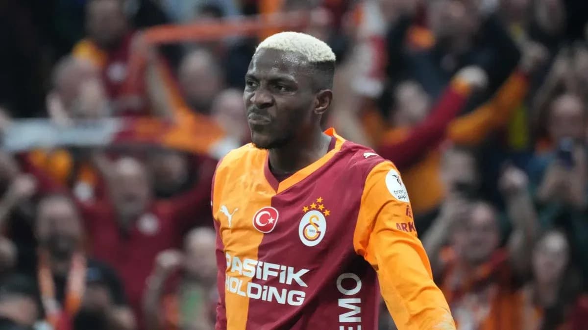 Jugador de Galatasaray celebrando un gol en el estadio