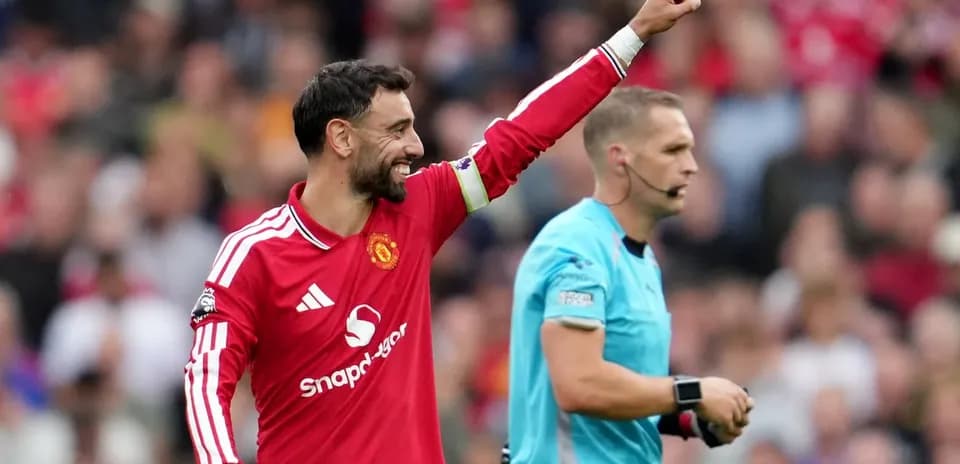 Bruno Fernandes celebrando con el árbitro en partido