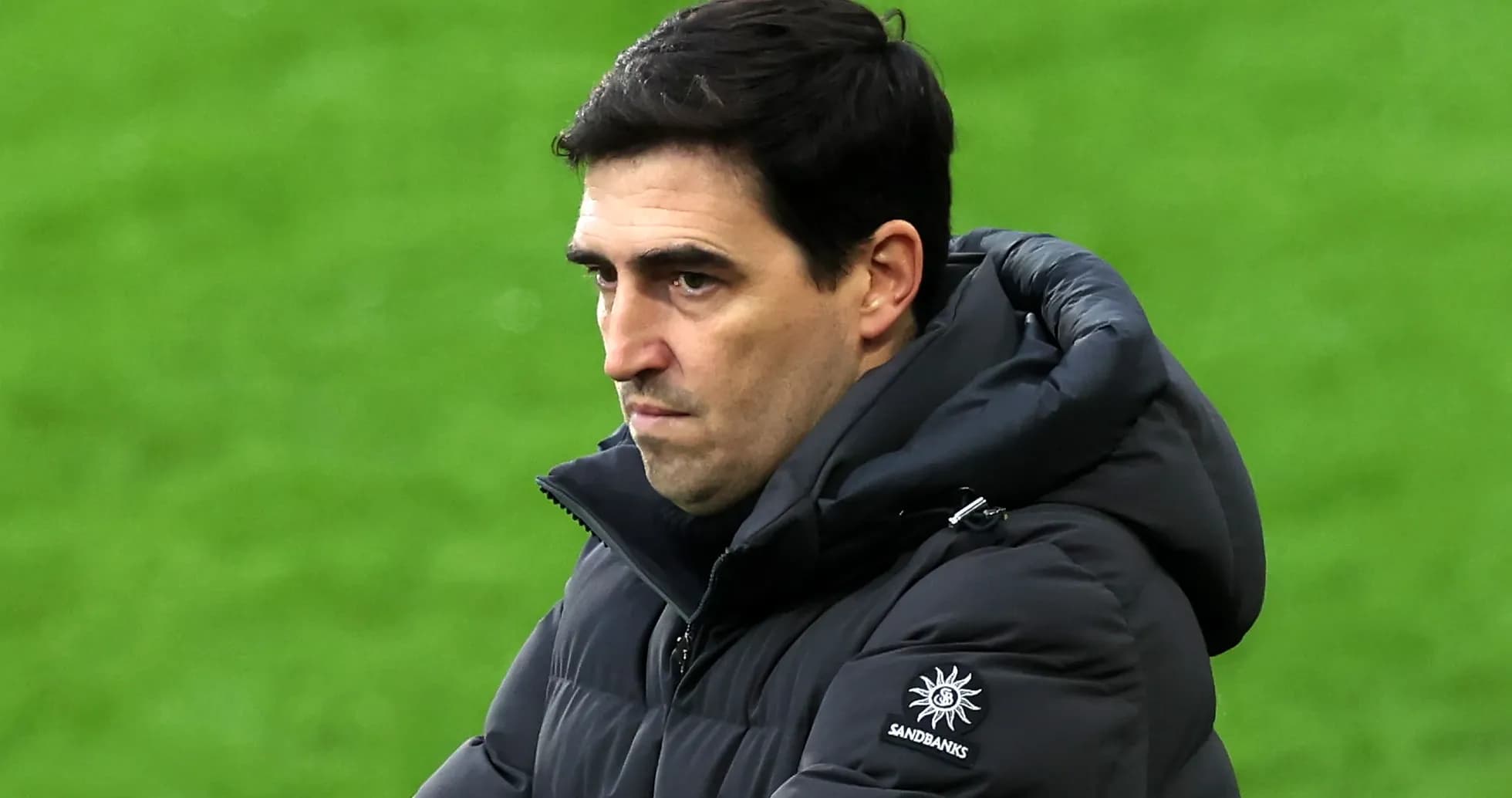 Entrenador observando el juego en el campo