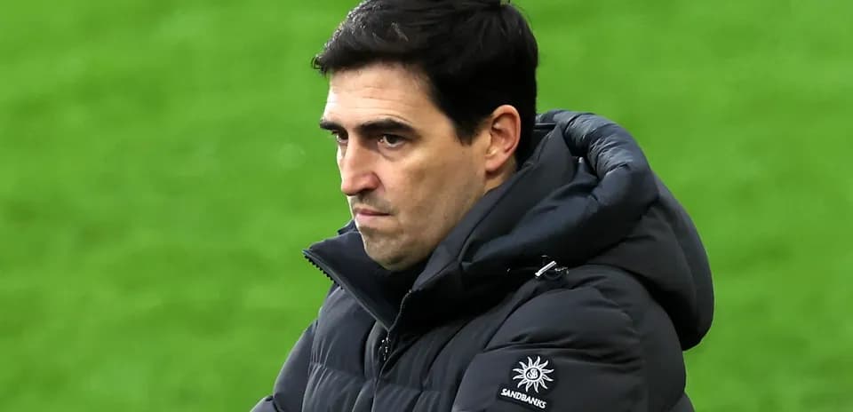 Entrenador observando el juego en el campo