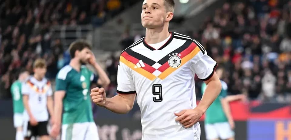 Jugador de Alemania con camiseta número 9 en el campo