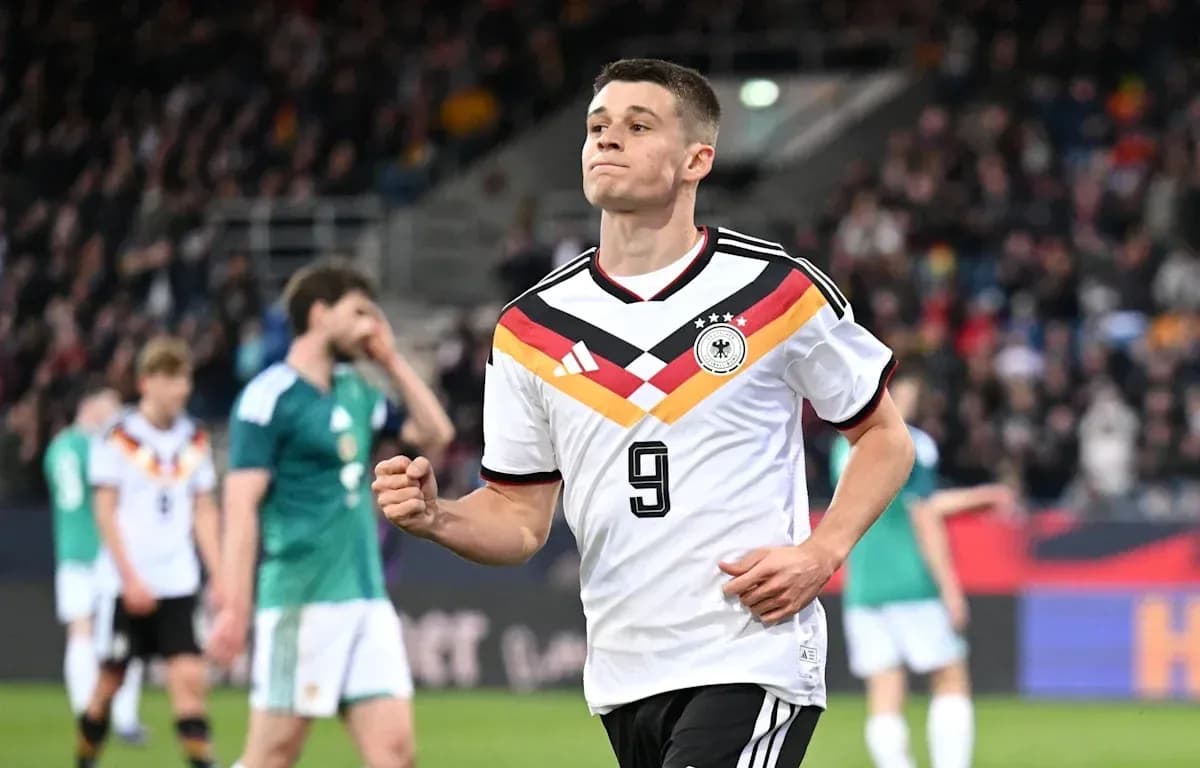 Jugador de Alemania con camiseta número 9 en el campo