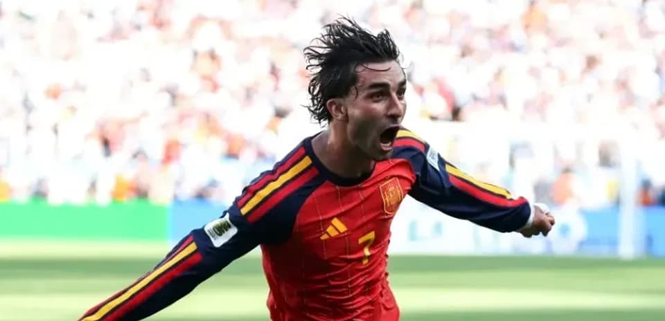 Jugador de España celebrando un gol en el campo