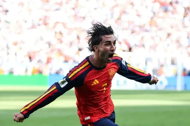 Jugador de España celebrando un gol en el campo