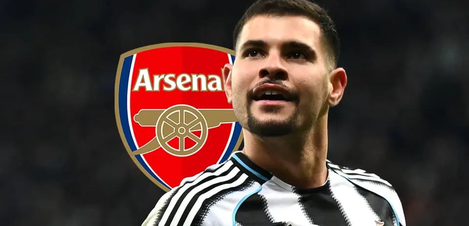 Jugador de Newcastle celebrando con logo de Arsenal detrás