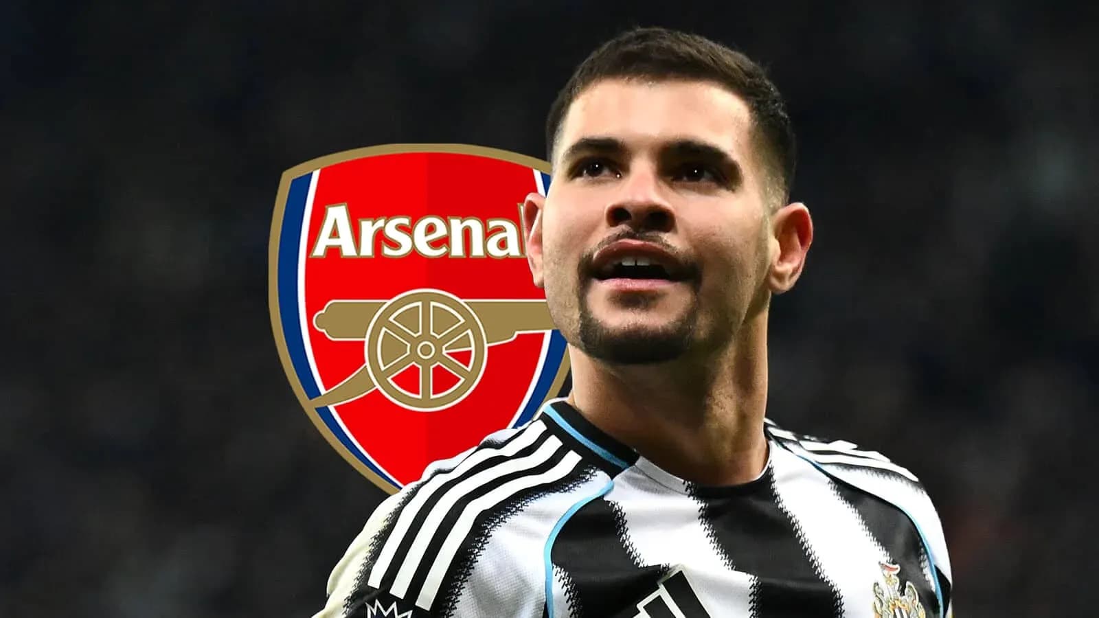 Jugador de Newcastle celebrando con logo de Arsenal detrás