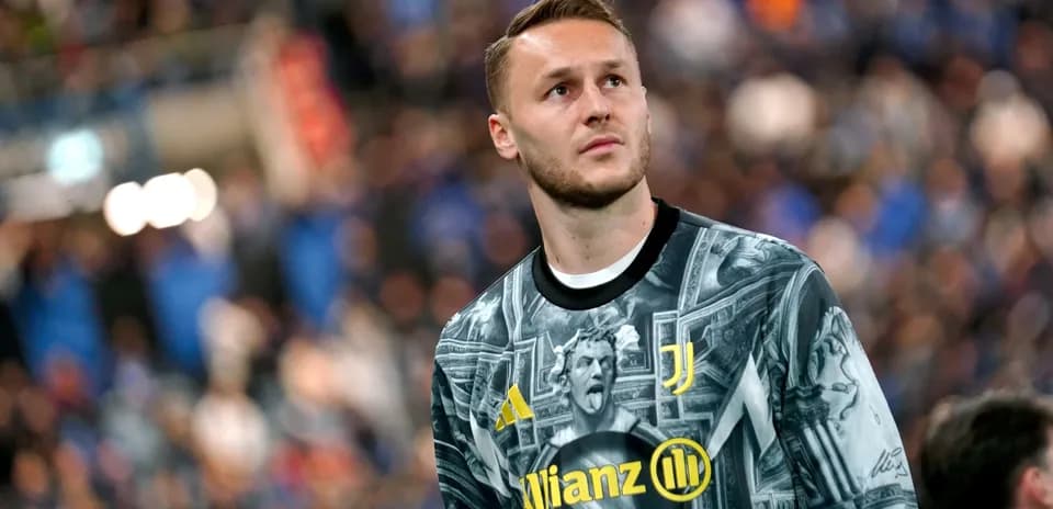 Portero de Juventus con camiseta decorativa en el campo