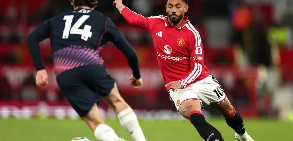 Jugador de Manchester United persiguiendo el balón