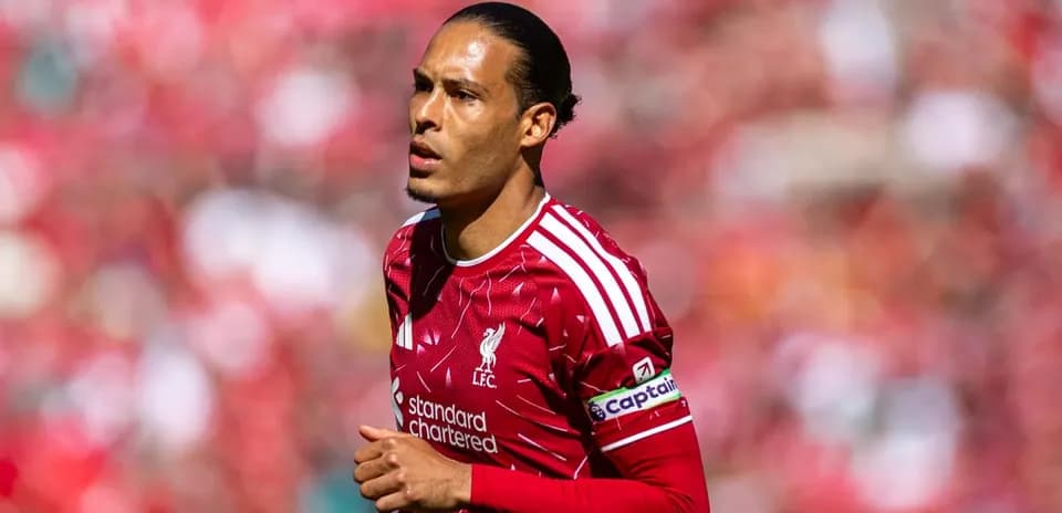 Jugador de Liverpool corriendo en el campo