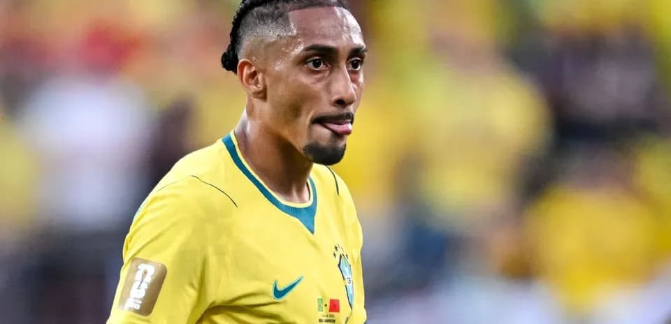 Jugador de Brasil en camiseta amarilla durante el partido