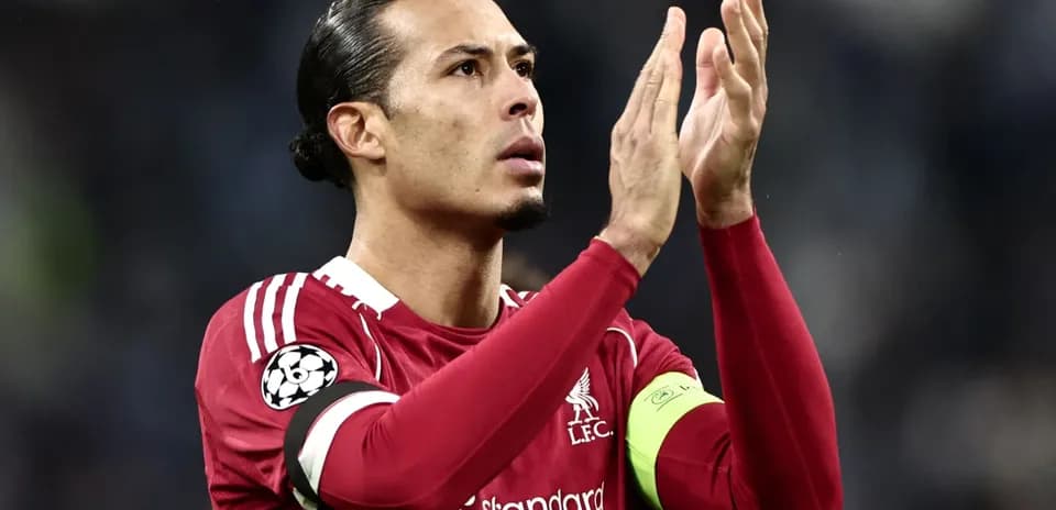 Jugador aplaudiendo en partido de fútbol