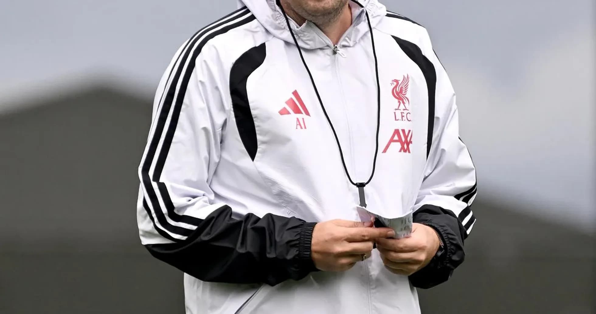 Entrenador de Liverpool sonriendo en sesión de entrenamiento