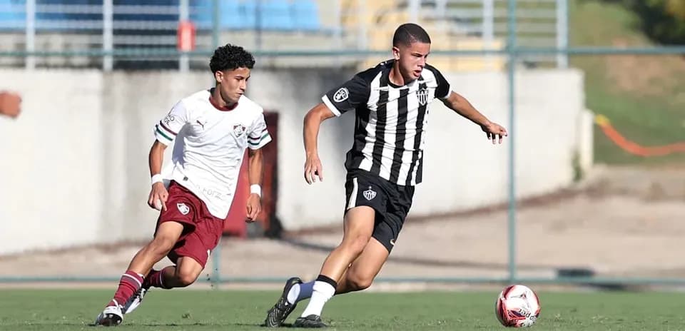 Jugador de Atletico-MG avanza con el balón