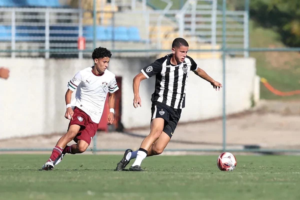 Jugador de Atletico-MG avanza con el balón